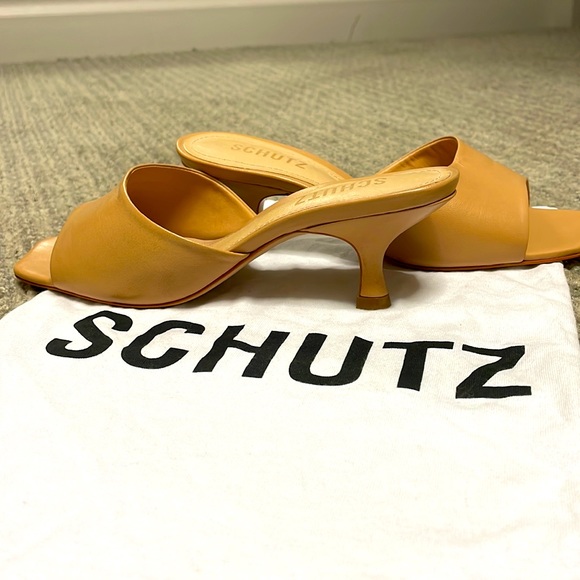 NWT SCHUTZ SIZE 6B NUDE LOW HEELED MULES - Picture 4 of 5